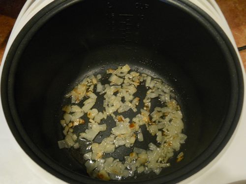 Carne de porco em um molho cremoso em um multivark