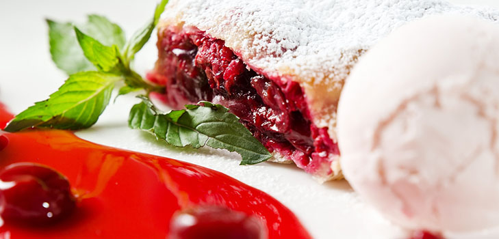 Uma receita de strudel de cereja suculenta e macia com canela