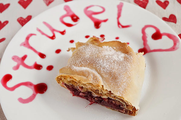 Uma receita de strudel de cereja suculenta e macia com canela