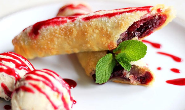 Uma receita de strudel de cereja suculenta e macia com canela