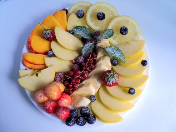Serviço e servir belas frutas