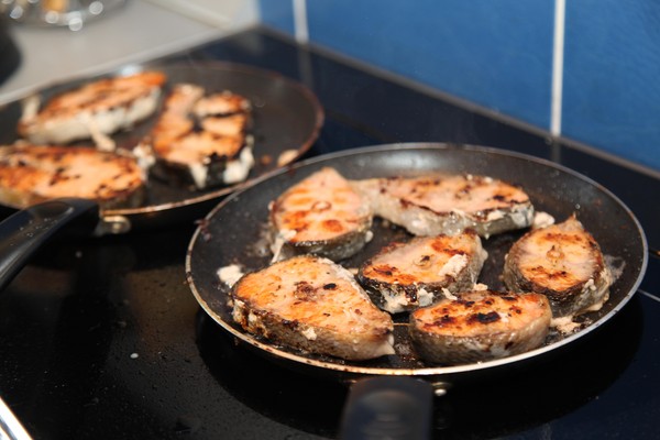 Como cozinhar salmão rosa? Receitas de salmão rosa suculento e suave no forno com creme azedo