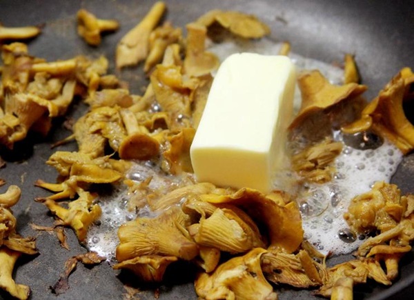 Como cozinhar chanterelles em uma frigideira