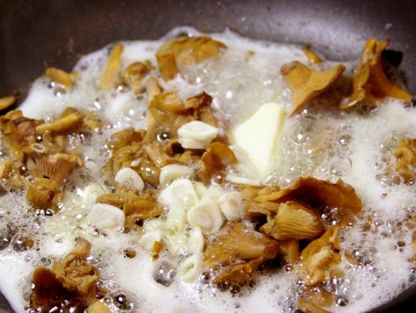 Como cozinhar chanterelles em uma frigideira