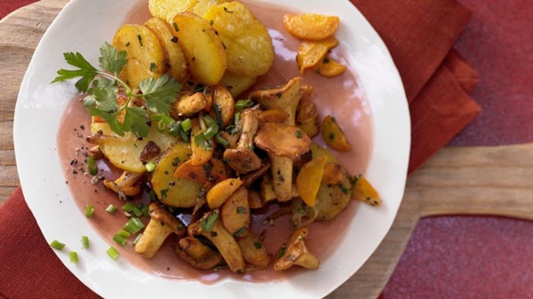 Como cozinhar chanterelles em uma frigideira