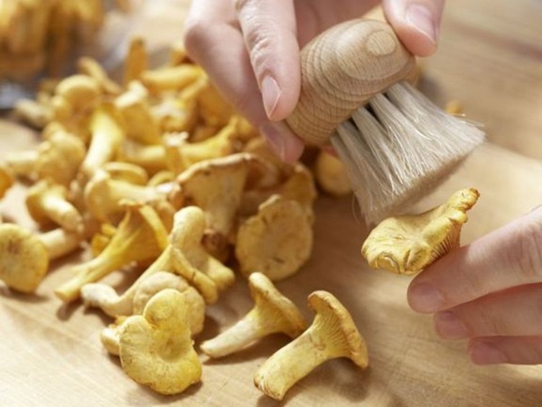 Como cozinhar chanterelles em uma frigideira