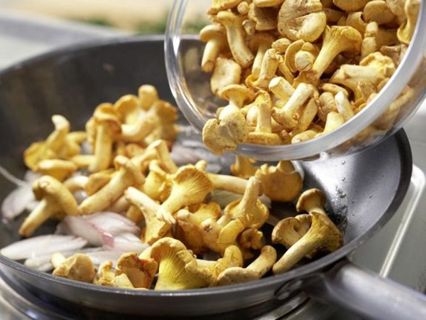 Como cozinhar chanterelles em uma frigideira