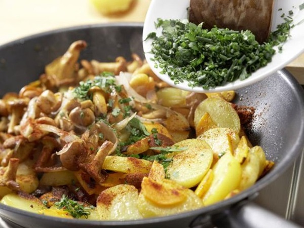 Como cozinhar chanterelles em uma frigideira