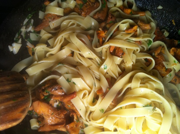 Como cozinhar chanterelles em uma frigideira
