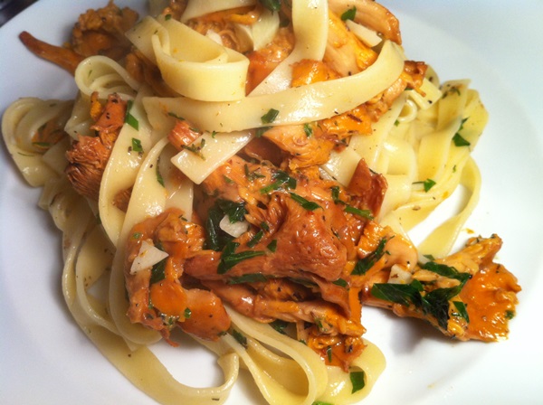 Como cozinhar chanterelles em uma frigideira