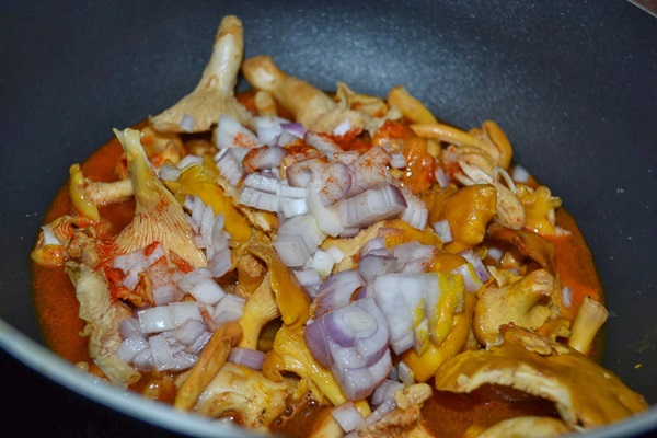 Como cozinhar chanterelles em uma frigideira