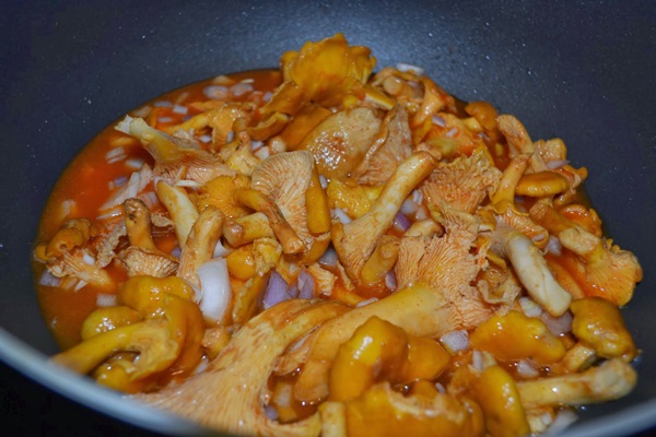 Como cozinhar chanterelles em uma frigideira