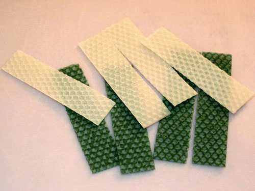 Pegue 4 tiras brancas de cera e 4 verdes