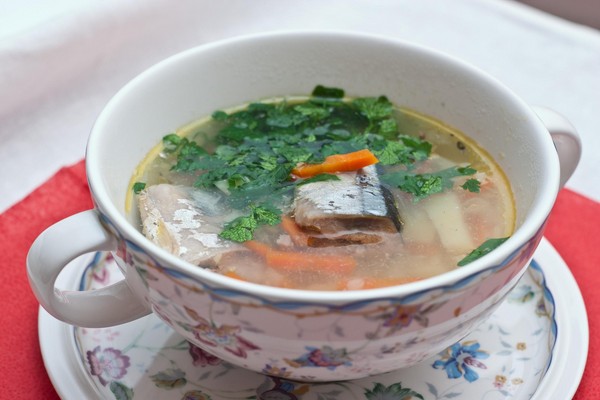 Sopa de saury enlatado: receitas saborosas e úteis