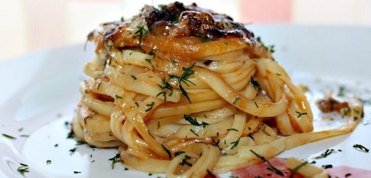 Receita de ninhos saborosos da MACFFA com carne picada e tomate