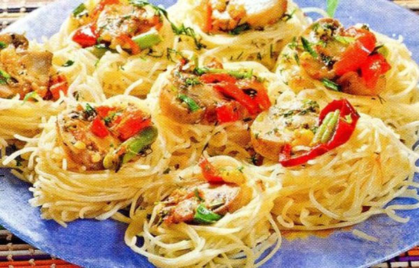 Receita de ninhos saborosos da MACFFA com carne picada e tomate