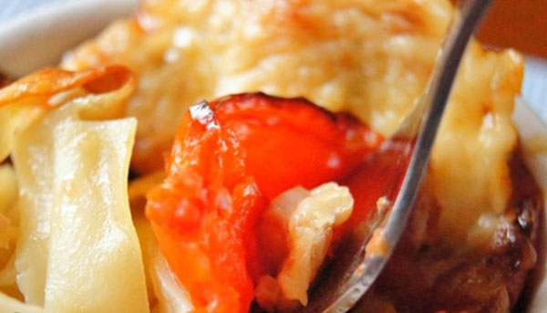 Receita de ninhos saborosos da MACFFA com carne picada e tomate