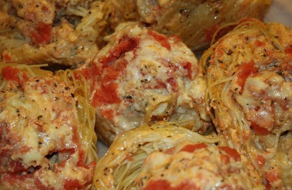 Receita de ninhos saborosos da MACFFA com carne picada e tomate