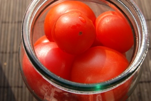 Receita simples para tomates no seu próprio suco