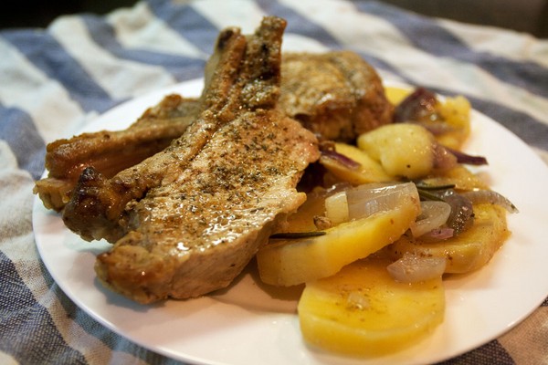 Batatas cozidas com carne de porco: melhores receitas