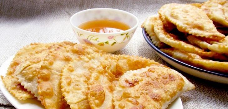 Tortas caucasianas com carne - chebureks Tortas caucasianas com carne - chebureks
