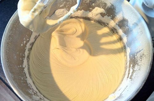 A receita para um cupcake delicioso e incomum em um multivark - passo a passo com a foto