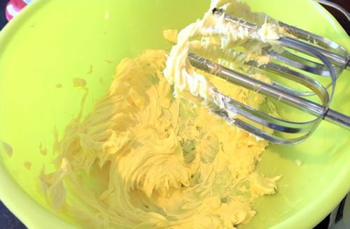 A receita para um cupcake delicioso e incomum em um multivark - passo a passo com a foto