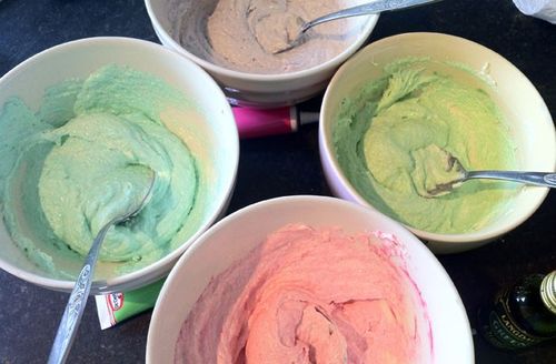 A receita para um cupcake delicioso e incomum em um multivark - passo a passo com a foto