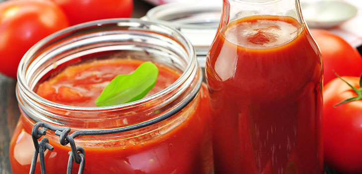 Ketchup de mãos dadas dos tomates: receitas passo a passo para a colheita para o inverno