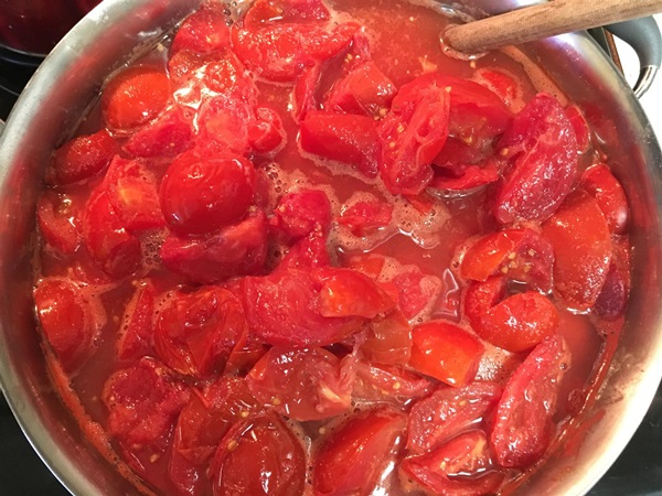 Ketchup de mãos dadas dos tomates: receitas passo a passo para a colheita para o inverno