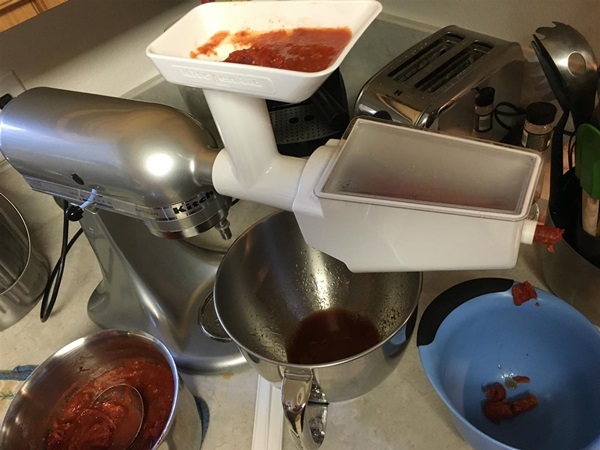Ketchup de mãos dadas dos tomates: receitas passo a passo para a colheita para o inverno