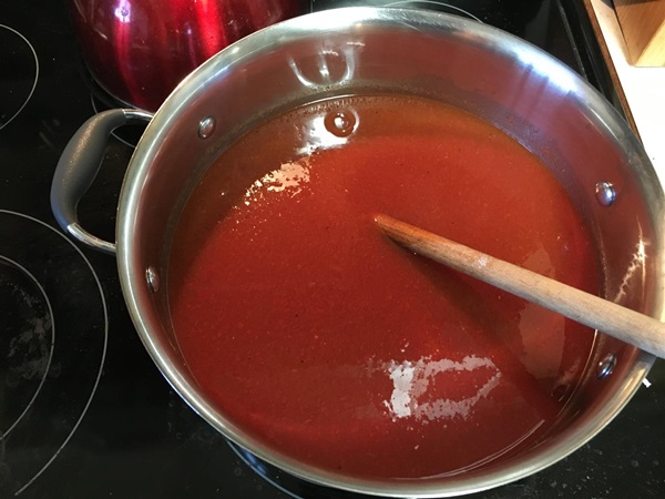 Ketchup de mãos dadas dos tomates: receitas passo a passo para a colheita para o inverno