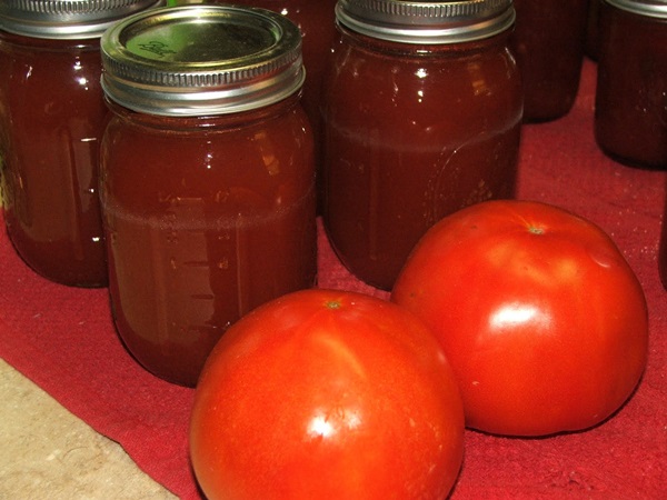 Ketchup de mãos dadas dos tomates: receitas passo a passo para a colheita para o inverno