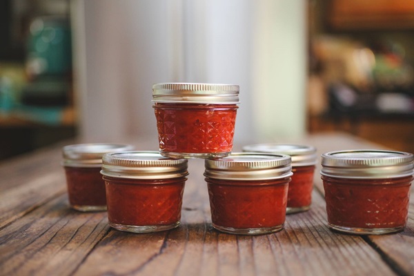 Ketchup de mãos dadas dos tomates: receitas passo a passo para a colheita para o inverno