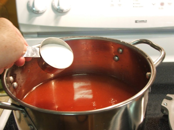 Ketchup de mãos dadas dos tomates: receitas passo a passo para a colheita para o inverno