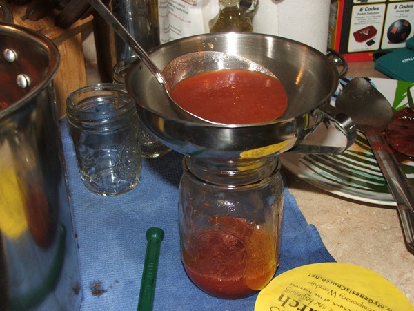 Ketchup de mãos dadas dos tomates: receitas passo a passo para a colheita para o inverno