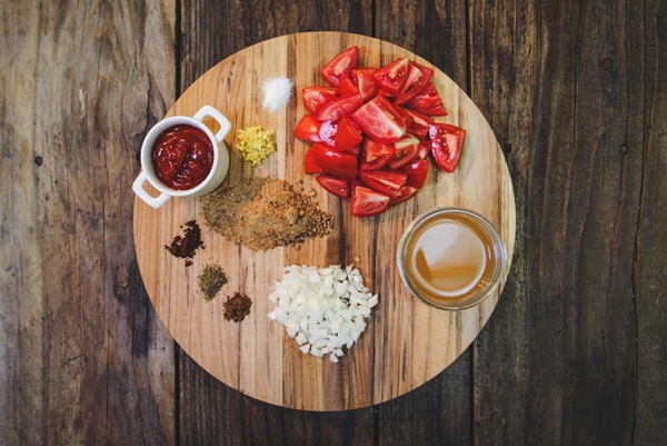 Ketchup de mãos dadas dos tomates: receitas passo a passo para a colheita para o inverno