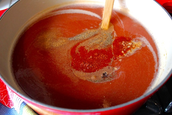 Ketchup de mãos dadas dos tomates: receitas passo a passo para a colheita para o inverno