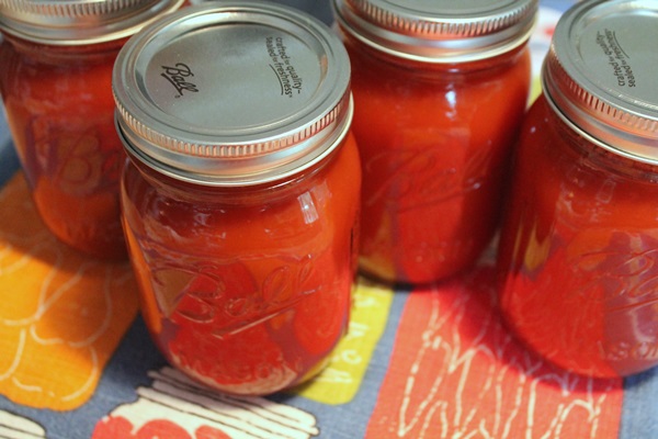 Ketchup de mãos dadas dos tomates: receitas passo a passo para a colheita para o inverno