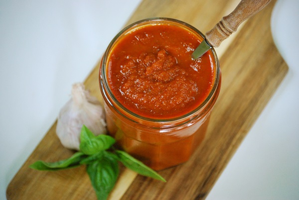 Ketchup de mãos dadas dos tomates: receitas passo a passo para a colheita para o inverno