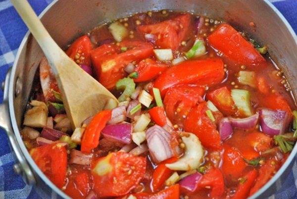 Ketchup de mãos dadas dos tomates: receitas passo a passo para a colheita para o inverno
