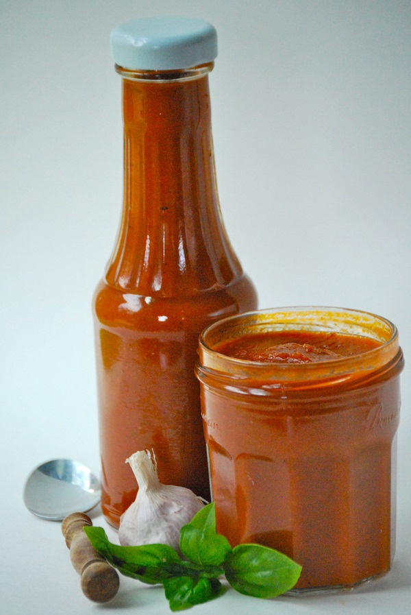 Ketchup de mãos dadas dos tomates: receitas passo a passo para a colheita para o inverno