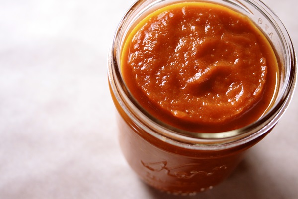 Ketchup de mãos dadas dos tomates: receitas passo a passo para a colheita para o inverno