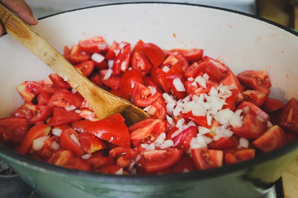 Ketchup de mãos dadas dos tomates: receitas passo a passo para a colheita para o inverno