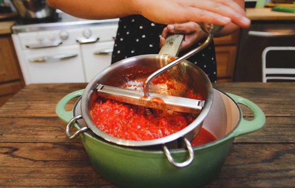 Ketchup de mãos dadas dos tomates: receitas passo a passo para a colheita para o inverno