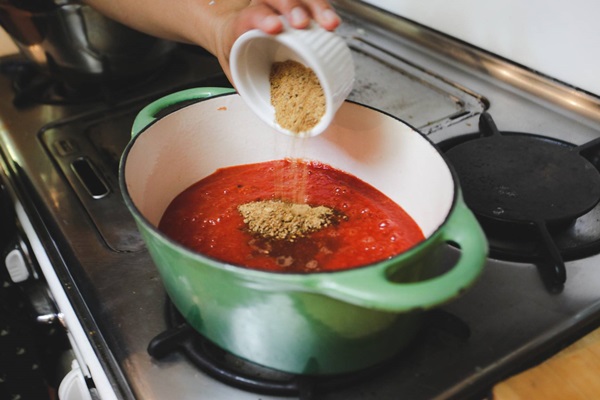 Ketchup de mãos dadas dos tomates: receitas passo a passo para a colheita para o inverno