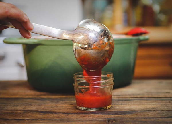 Ketchup de mãos dadas dos tomates: receitas passo a passo para a colheita para o inverno