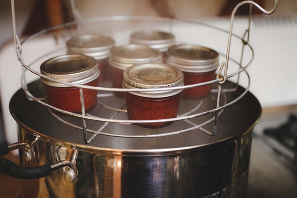 Ketchup de mãos dadas dos tomates: receitas passo a passo para a colheita para o inverno