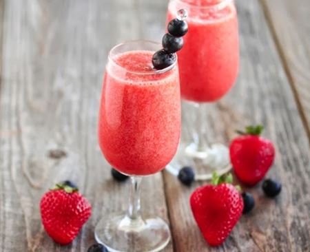 Cocktail de morango com champanhe