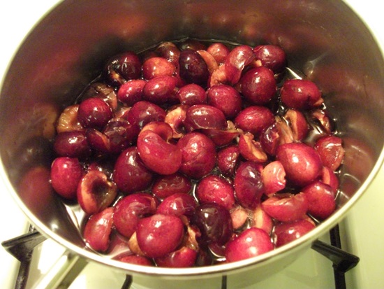 Compota perfumada de cereja para o inverno - receita